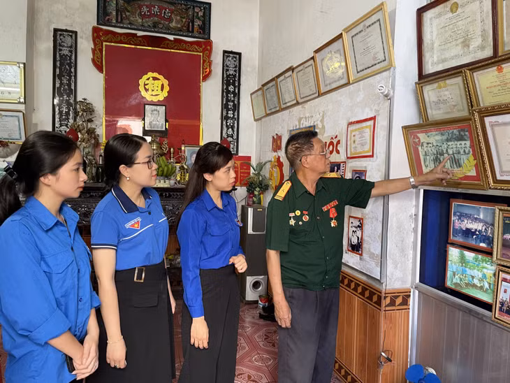 Ông Hà Trung Tuấn, CCB Trung đoàn 238 (Sư đoàn 332, Quân khu Đông Bắc) kể cho thế hệ trẻ Tiên Yên về ngày tiếp quản Tiên Yên 8/8/1954.