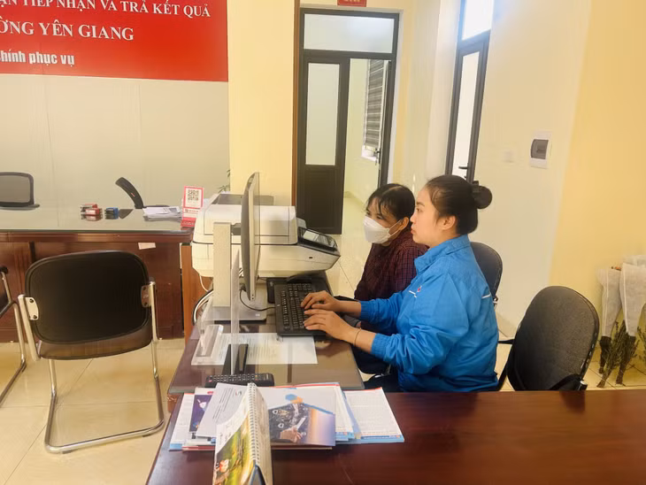 ĐVTN phường Yên Giang (TX Quảng Yên) hướng dẫn bà Lê Thị Vân Anh (khu 6) thực hiện các dịch vụ công trực tuyến.
