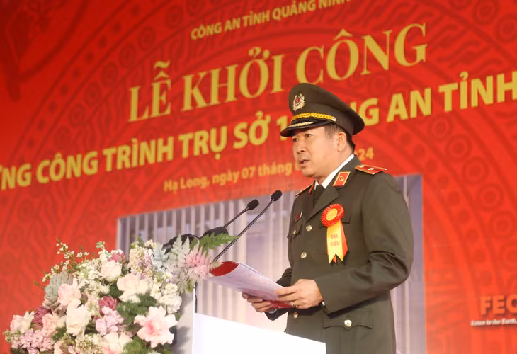 Đại tá Đinh Văn Nơi, Giám đốc Công an tỉnh, báo cáo tại lễ khởi công.