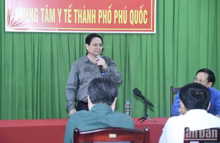 Thủ tướng Phạm Minh Chính thăm và nói chuyện với cán bộ, y bác sĩ Trung tâm Y tế thành phố Phú Quốc.