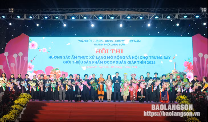 Lãnh đạo Thành ủy và UBND thành phố tặng hoa các đơn vị tham dự hội thi “Hương sắc ẩm thực xứ Lạng” mở rộng và hội chợ trưng bày giới thiệu sản phẩm OCOP xuân Giáp Thìn 2024
