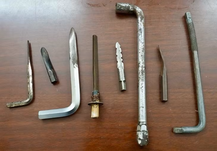 Dụng cụ tự chế các đối tượng dùng để phá khóa xe. Ảnh: Công an