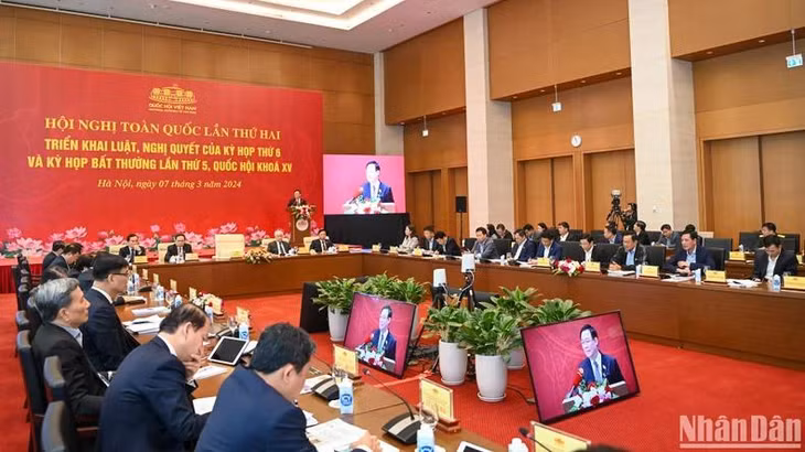 Các đại biểu lãnh đạo các cơ quan của Quốc hội, bộ, ngành đã trình bày nhiều tham luận chuyên đề tại Hội nghị.