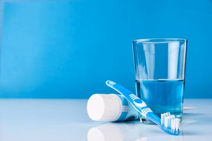Kem đánh răng giúp loại bỏ các vết ố, mờ trả lại vẻ sáng bóng cho ly thủy tinh. (Ảnh: Ridge View Dental)