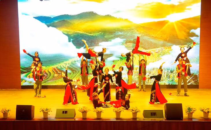 Chương trình ca múa nhạc của Đội thi LLVT xã Tiên Lãng.