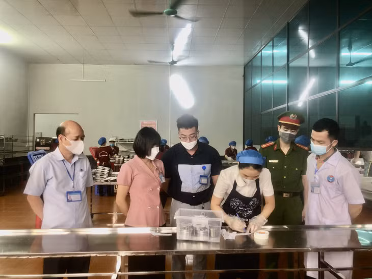 Đoàn kiểm tra của TP Cẩm Phả kiểm tra công tác đảm bảo ATTP tại đơn vị cung cấp suất ăn cho Trường Tiểu học Quang Hanh.