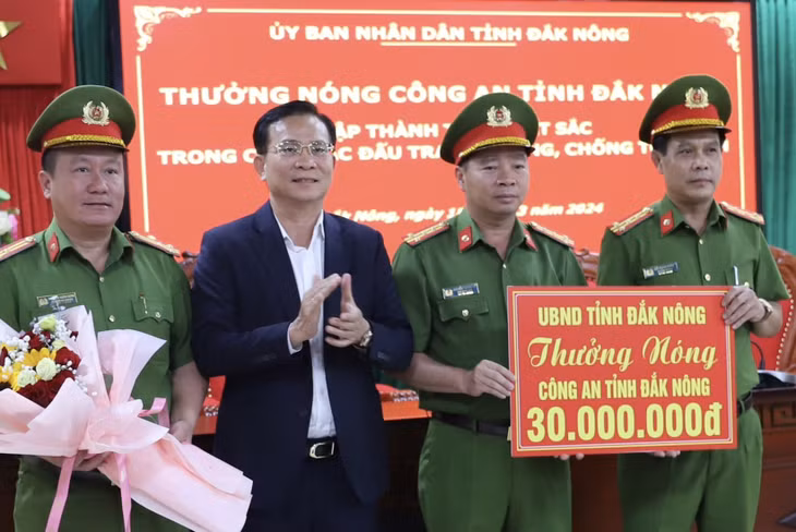 Chủ tịch tỉnh Đắk Nông Hồ Văn Mười trao thưởng cho lực lượng phá án. Ảnh: CTV