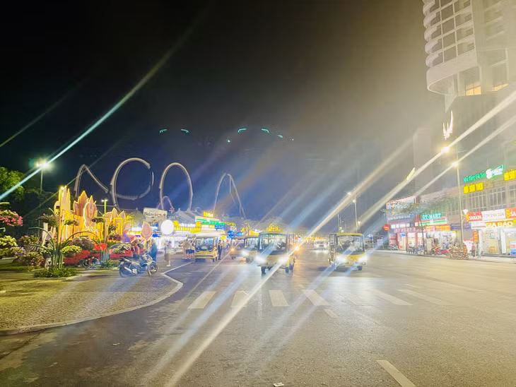 Tuy nhiên, nhiều cơ sở kinh doanh dịch vụ tại khu vực phường Bãi Cháy vẫn chưa thực hiện tắt các biển quảng cáo cỡ lớn để hưởng ứng chiến dịch.