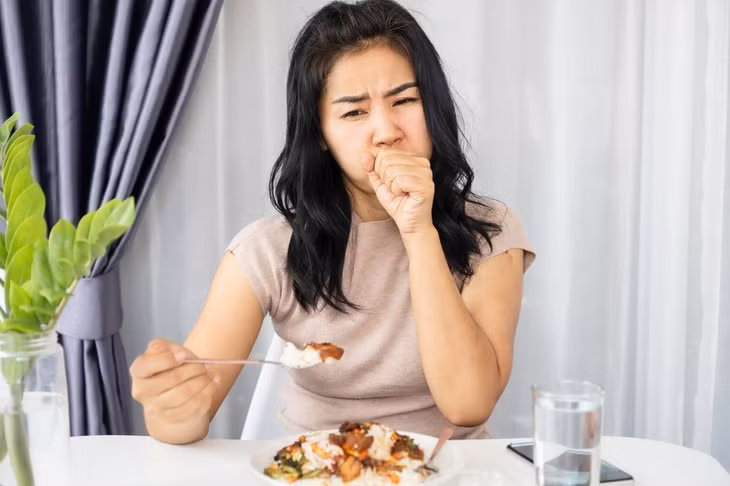 Khi nuốt thức ăn mà cơ vòng thực quản đóng không đúng cách có thể gây ợ nóng (Ảnh: Internet)