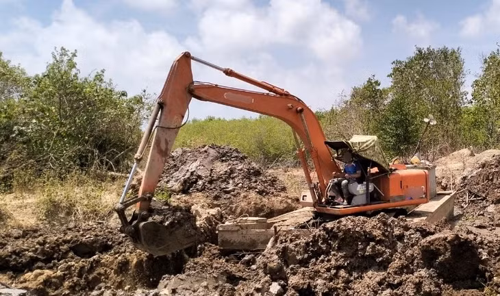 Chiếc xe máy bất ngờ tông vào xe cuốc ven đường, khiến hai thiếu niên ở Cà Mau bị thương. (Ảnh minh họa).