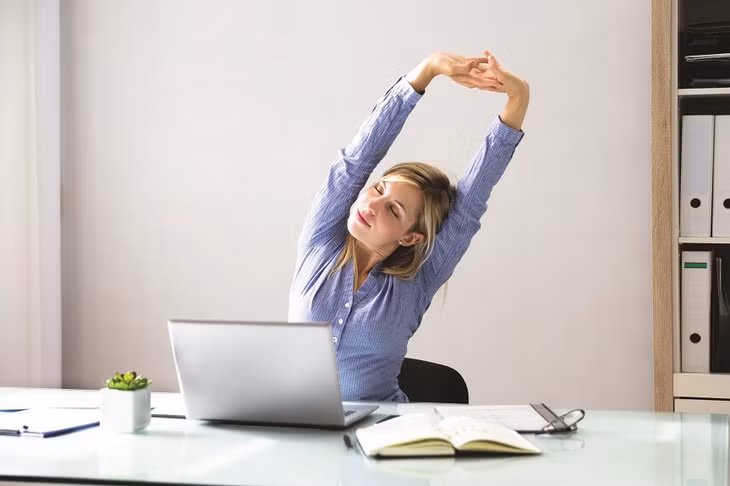Các bài tập kéo giãn tại chỗ có thể giúp bạn hạn chế đau lưng do ngồi quá lâu một chỗ.