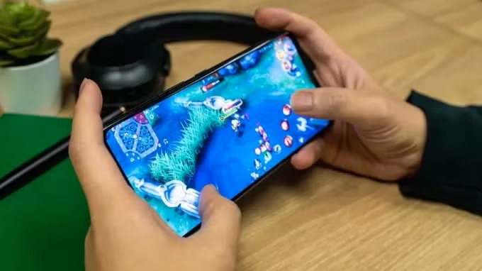 Trải nghiệm chơi game trên Asus ROG Phone 7. Ảnh: Sưu tầm