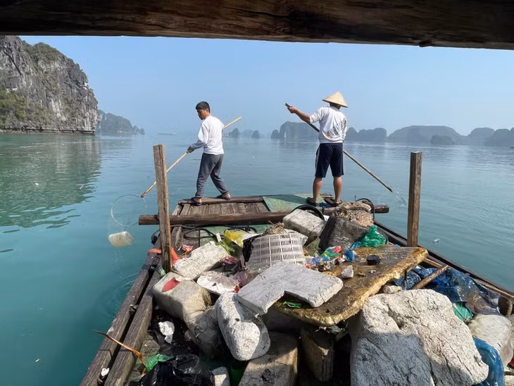 Rác trên vịnh Hạ Long được thu gom, xử lý thường xuyên.