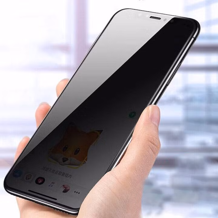 Có nên dán kính chống nhìn trộm cho iPhone. (Ảnh minh họa)