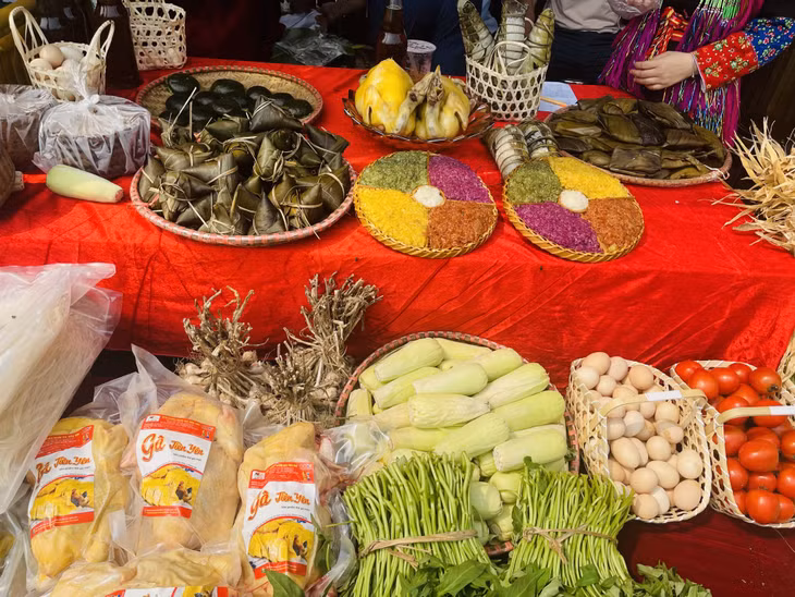 Một số mặt hàng nông sản, cây giống, sản phẩm OCOP của huyện Tiên Yên được bày bán tại chợ phiên Hà Lâu.