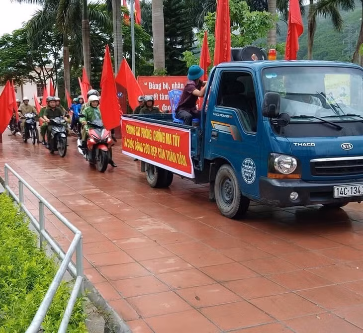 Công an xã Thượng Yên Công (TP Uông Bí) tổ chức ra quân tuyên truyền Ngày toàn dân phòng, chống ma túy 26/6.