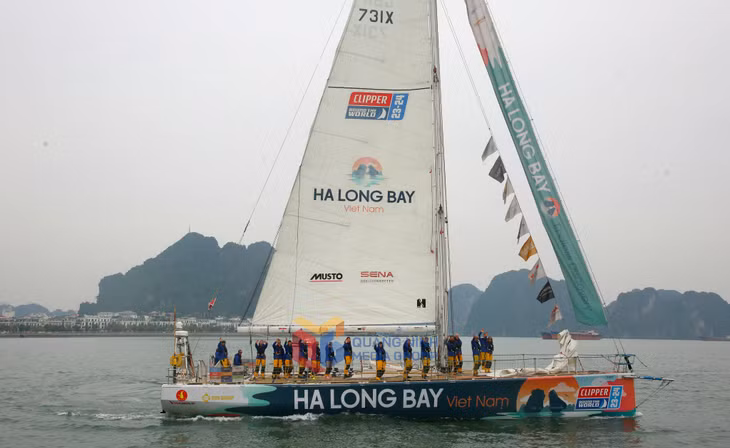 Đội đua "chủ nhà" Ha Long Bay - Viet Nam diễu hành qua núi Bài Thơ - biểu tượng của thành phố Hạ Long quê hương.