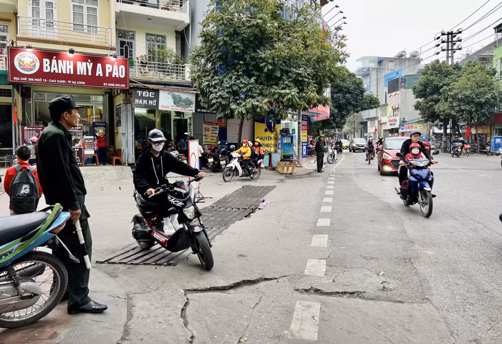 Khu vực ngã ba dẫn lên trường Tiểu học Cao Xanh, trường THPT Hạ Long (khi chưa đến giờ cao điểm).