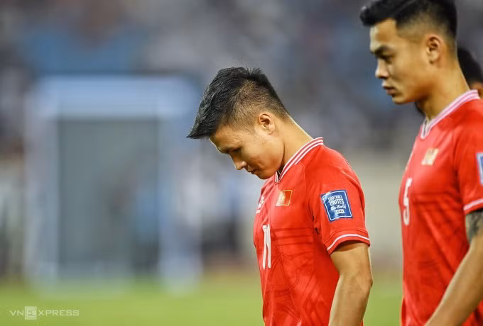 Quang Hải thất vọng khi không được ra sân ở cả hai trận Việt Nam gặp Indonesia tại vòng loại hai World Cup 2026. Ảnh: Giang Huy