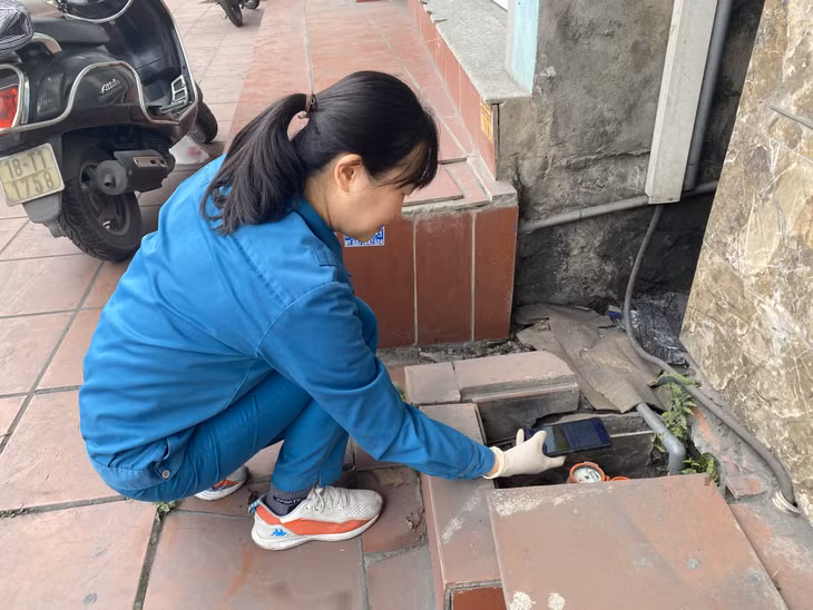 Nhân viên Xí nghiệp nước Hòn Gai kiểm tra đồng hồ đo nước của hộ khách hàng tại phường Cao Thắng (TP Hạ Long).