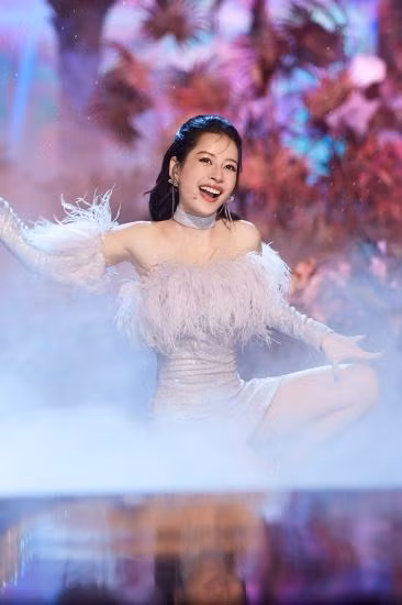 Chi Pu từng gây sốt với khán giả Trung Quốc khi hát “See tình” của Hoàng Thùy Linh trên sân khấu “Tỷ tỷ đạp sóng rẽ gió”. Ảnh: Nghệ sĩ cung cấp