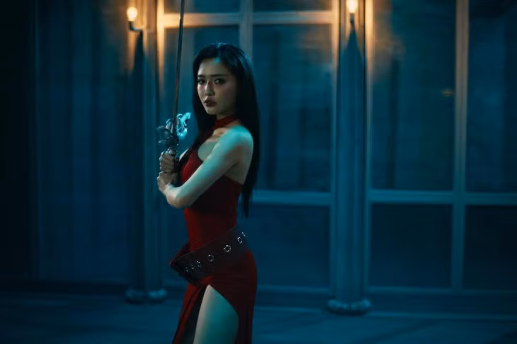Bích Phương trong MV “Nâng chén tiêu sầu“. Ảnh: Cắt từ clip