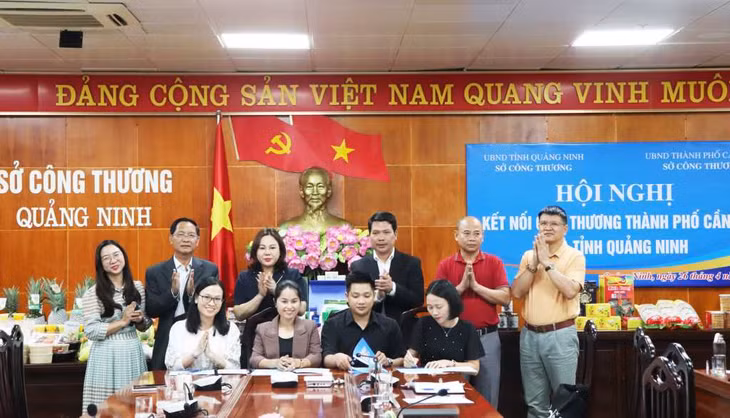 Lãnh đạo Ban Quản lý Khu kinh tế trao giấy chứng nhận đầu tư cho Dự án tấm silic đơn tinh thể và thanh silic đơn tinh thể quang điện Gokin Solar cho đại diện Công ty Gokin Solar tháng 2/2024.
