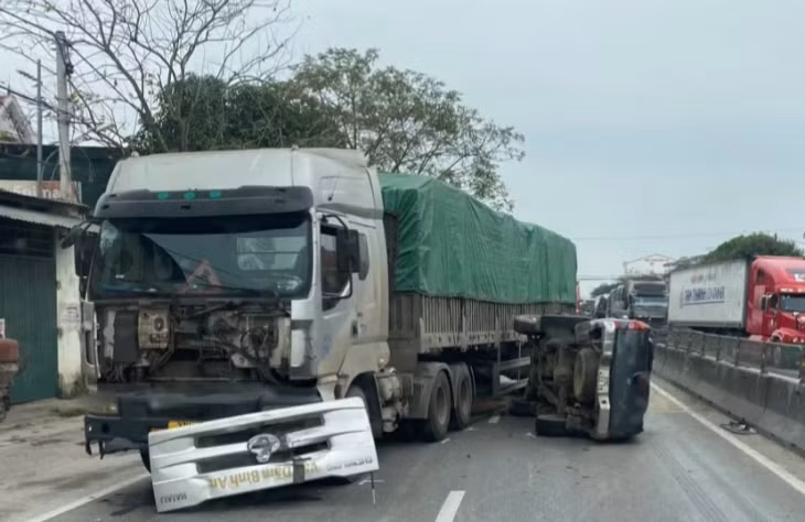 Chiếc xe bán tải xoay 1 vòng rồi lật nghiêng trên QL1.