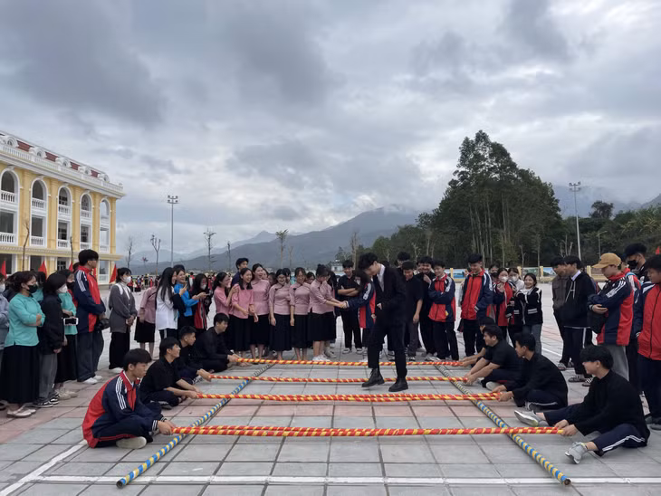 Trường THPT Bình Liêu được xây mới giúp tổ chức tốt các hoạt động ngoại khóa, thể dục thể thao cho học sinh.