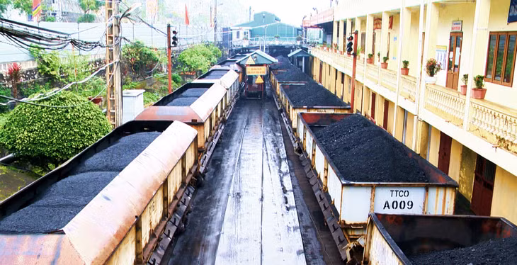 Than nhập khẩu và than trong nước được đưa vào nhà máy Tuyển than 1, Công ty Tuyển than Cửa Ông.