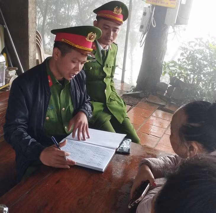 Công an làm việc với người phụ nữ "bị thần hổ nhập" - Ảnh: H.A.