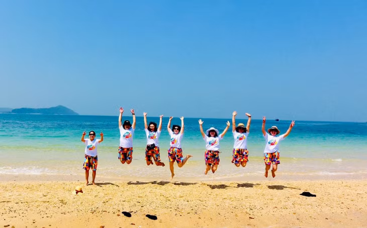 Du khách trải nghiệm tại bãi tắm ở Cô Tô.
