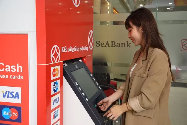 Khách hàng giao dịch tại ATM.