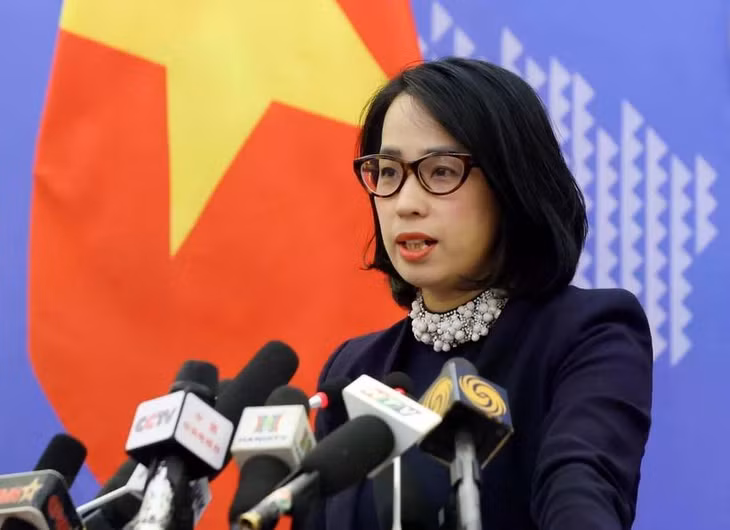 Người Phát ngôn Bộ Ngoại giao Phạm Thu Hằng trả lời câu hỏi của các cơ quan báo chí trong nước và quốc tế. (Ảnh: Phạm Kiên/TTXVN)