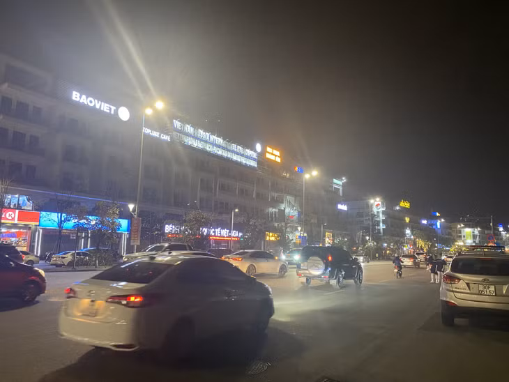 Trong Chiến dịch Giờ trái đất năm 2023, nhiều cơ sở kinh doanh dịch vụ tại khu đô thị Monbay Hạ Long vẫn chưa thực hiện tắt các biển quảng cáo cỡ lớn.