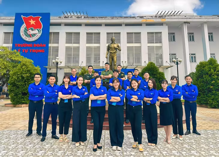 Anh Đỗ Thái Sơn (thứ 2, trái sang, hàng dưới) cùng các thí sinh tham gia chung kết Hội thi Bí thư Đoàn cơ sở giỏi toàn quốc lần thứ I, năm 2023. Ảnh: Nhân vật cung cấp