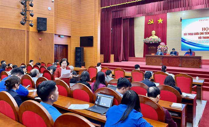 Trường phòng Giáo dục và Đào tạo TP Hạ Long làm rõ công tác phân luồng học sinh sau tốt nghiệp THCS tại hội nghị.