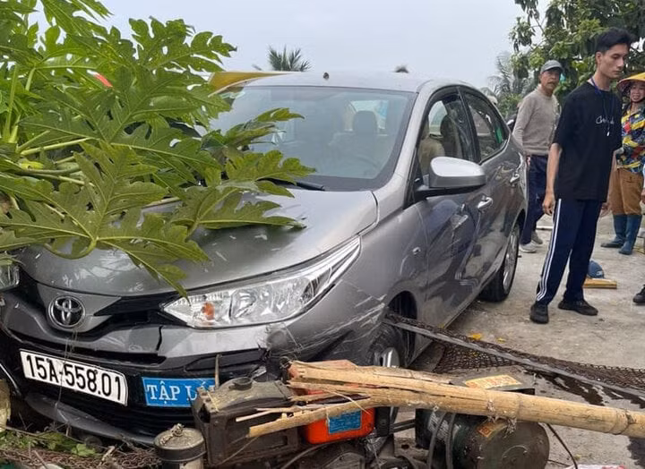 Hàng rào và máy phát điện nhà ông V. bị hư hỏng sau cú tông của xe tập lái.