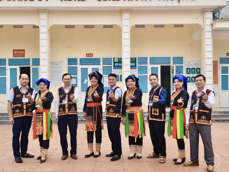 Vào các ngày thứ 2,4,6 hàng tuần, cán bộ công chức xã Kỳ Thượng (TP Hạ Long) sẽ thực hiện mặc trang phục dân tộc Dao đến công sở. Ảnh do đơn vị cung cấp