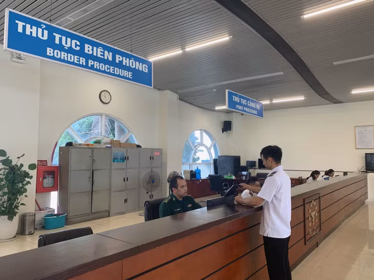 Đại úy Bùi Thế Trọng, Trạm trưởng Trạm KSBP Tuần Châu (Đồn BPCK Cảng Hòn Gai) giải quyết thủ tục biên phòng tại Cảng tàu khách quốc tế Tuần Châu.