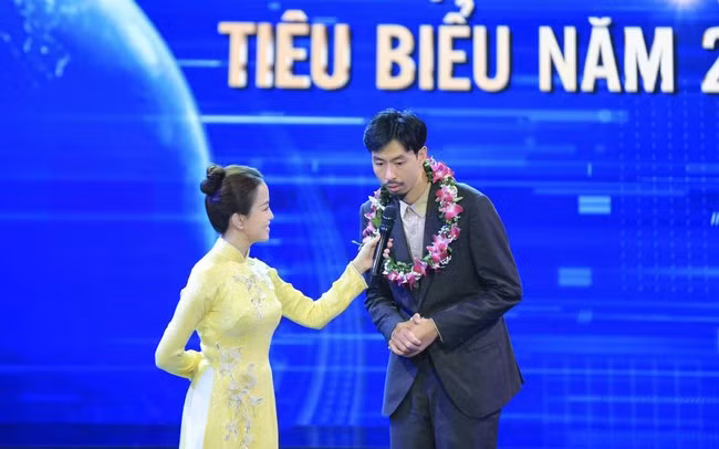 Đen chia sẻ trên sân khấu nhận giải thưởng. (Ảnh: facebook Doan Minh Hang)