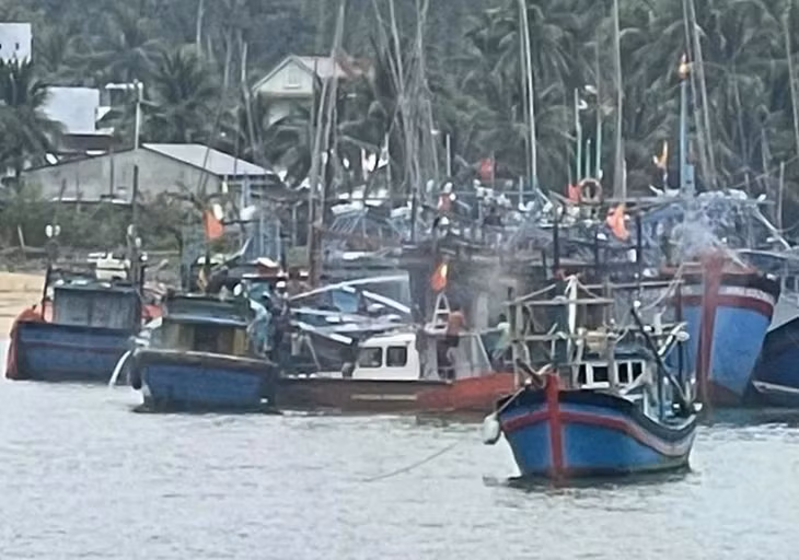 Tàu cá của ngư dân Quảng Ngãi bị cháy khi đang neo đậu. Ảnh: MK