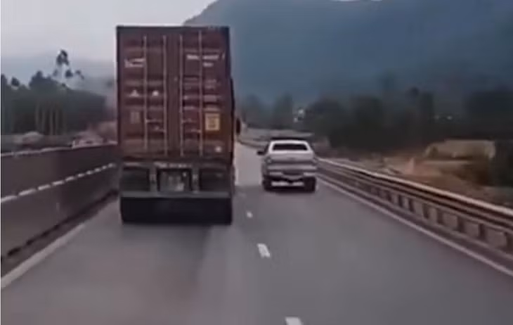Hình ảnh xe container đi trên cao tốc Nghi Sơn - Diễn Châu (Ảnh cắt từ clip)