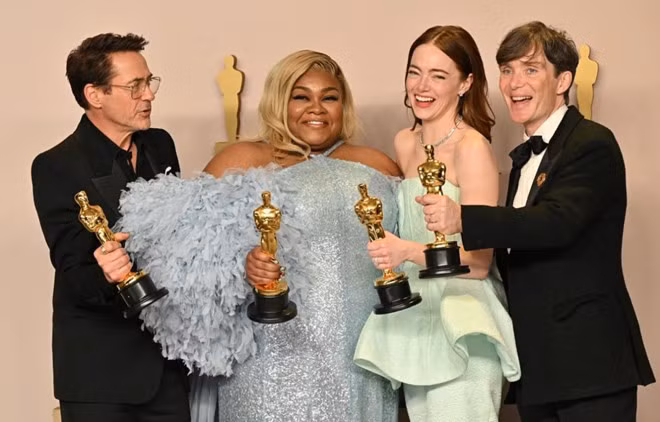 Nam diễn viên "Oppenheimer" Cillian Murphy (ngoài cùng bên phải) mặc lễ phục do Versace thiết kế khi nhận giải Nam diễn viên chính xuất sắc nhất tại lễ trao giải Oscar lần thứ 96. Ảnh: AFP