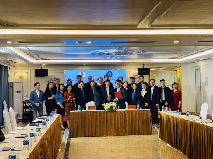 Lãnh đạo LĐLĐ tỉnh và Sở Y tế ký kết chương trình phối hợp.