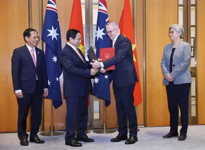Thủ tướng Phạm Minh Chính và Thủ tướng Australia Anthony Albanese trao văn kiện về thiết lập quan hệ Đối tác Chiến lược Toàn diện. (Ảnh: Dương Giang/TTXVN)