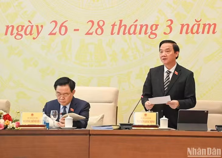 Phó Chủ tịch Quốc hội Nguyễn Khắc Định điều hành nội dung thảo luận về dự án Luật Tổ chức tòa án nhân dân (sửa đổi). (Ảnh: DUY LINH)