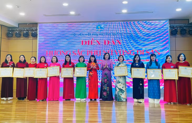 Lãnh đạo Hội LHPN tỉnh trao Bằng khen cho các cán bộ, hội viên phụ nữ tiêu biểu.
