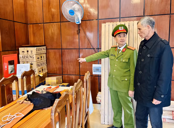 Công an huyện Cô Tô nhắc nhở chủ cơ sở lưu trú đảm bảo an toàn PCCC.