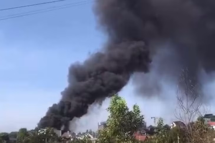 Cột khói bốc cao. Ảnh: CTV